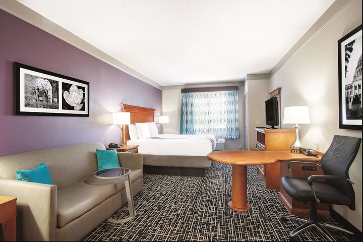 La Quinta Inn & Suites by Wyndham Jackson Airport / Pearl