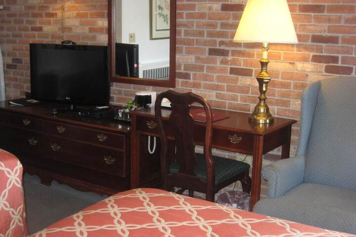 Lockport Inn & Suites