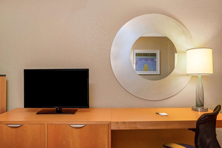 Room 16 of 38