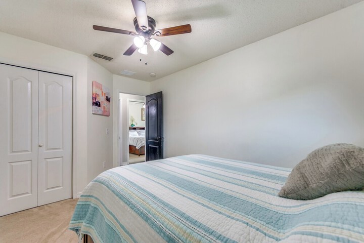 Spacious Home w / Sunroom 15 Mi to Pensacola!