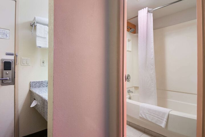 Room 25 of 47