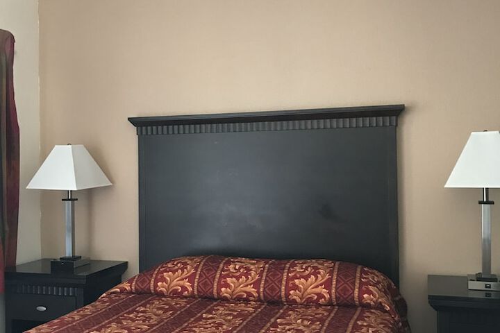 Room 10 of 25