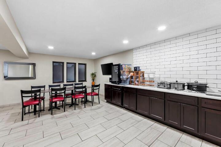 Super 8 by Wyndham Marston