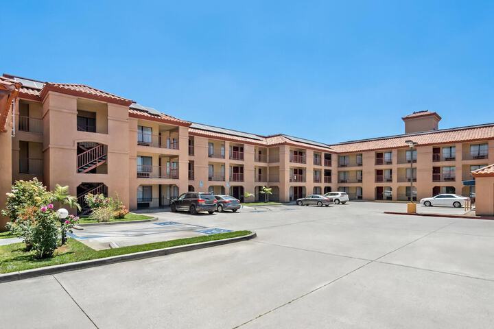 Days Inn by Wyndham Fontana / Rialto