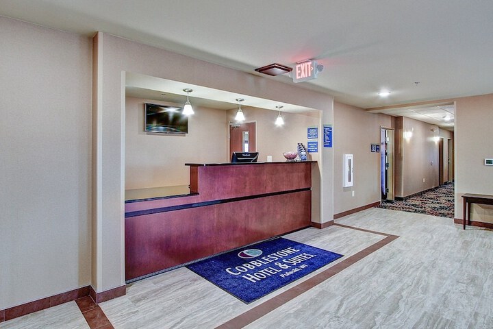 Cobblestone Hotel & Suites – Pulaski / Green Bay