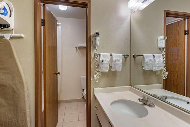Econo Lodge Inn & Suites