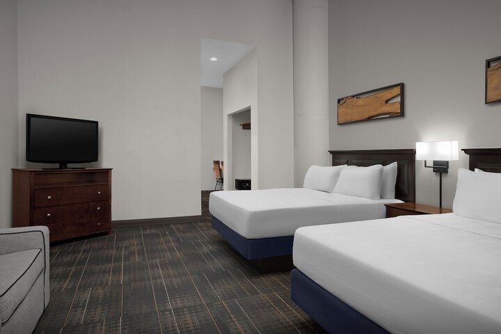The Suites Hotel at Waterfront Plaza