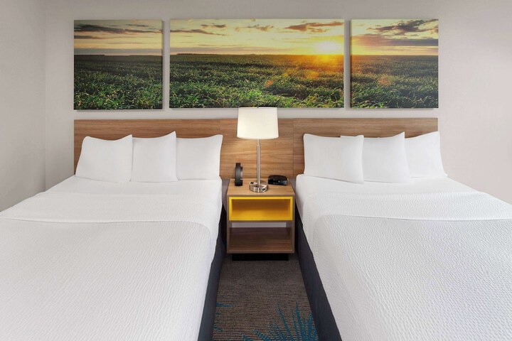 Days Inn & Suites by Wyndham Morris / I-80