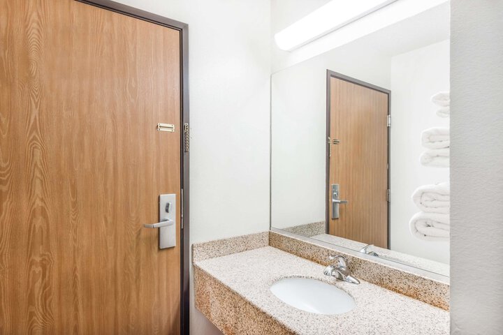 Room 10 of 16