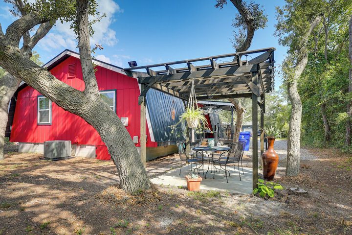 Oak Island Vacation Rental w / Decks Walk to Beach