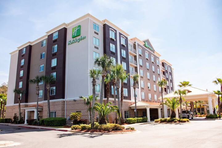 Holiday Inn & Suites Lake City by IHG
