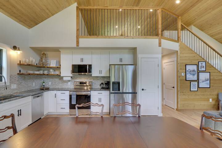 Lakeside Cabin Retreat w / Private Hot Tub!