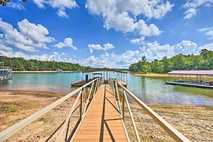 Upscale Family Home w / Dock on Lake Hartwell!