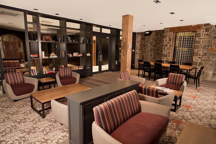 Lounge 53 of 63