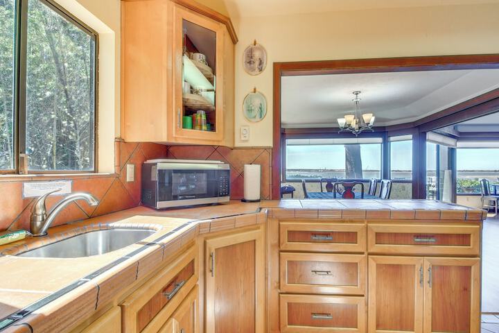 Enchanting Coos Bay Sanctuary w / Lush Views!
