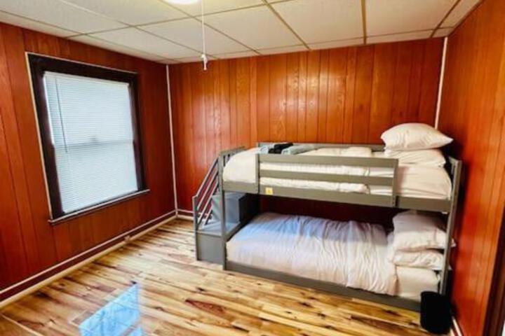 5 bedroom House King Beds 1 Bath 20 Min to Falls