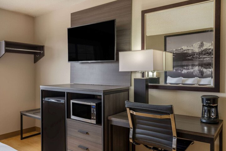 Super 8 by Wyndham Clinton