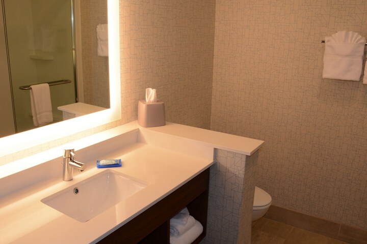 Holiday Inn Express & Suites Pittsburgh - Monroeville by IHG