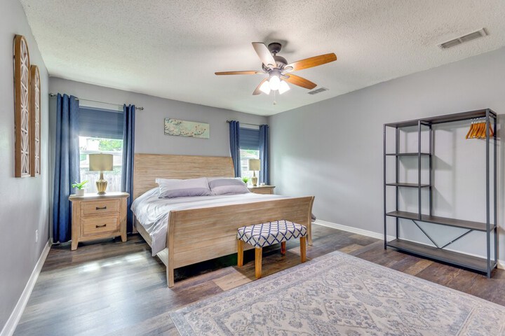 Spacious Home w / Sunroom 15 Mi to Pensacola!