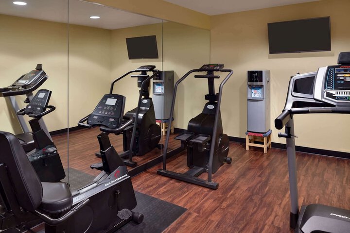 Hawthorn Extended Stay by Wyndham Milwaukee Airport
