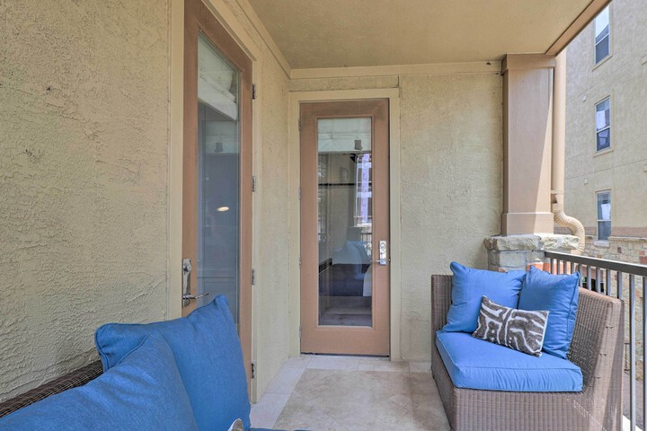 Lake LBJ Condo w / Balcony & Shared Boat Docks
