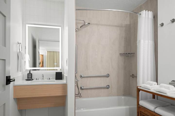 Room 26 of 65
