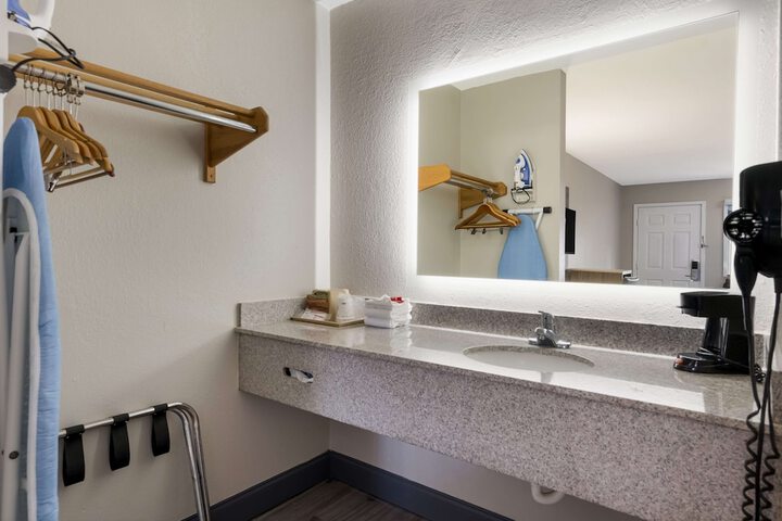Room 21 of 33