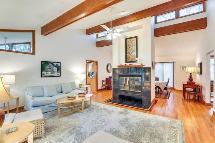 Spacious Kiawah Island Home w / Deck Walk to Beach