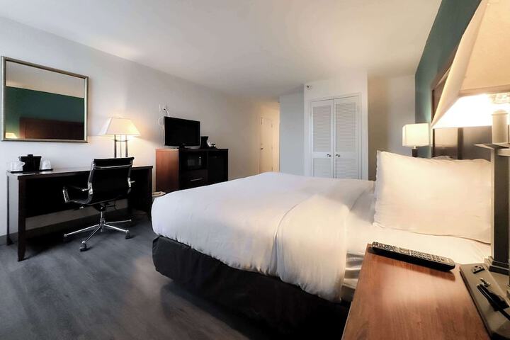 Room 33 of 77