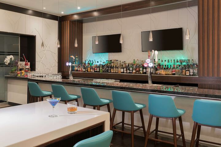 Lounge 21 of 27
