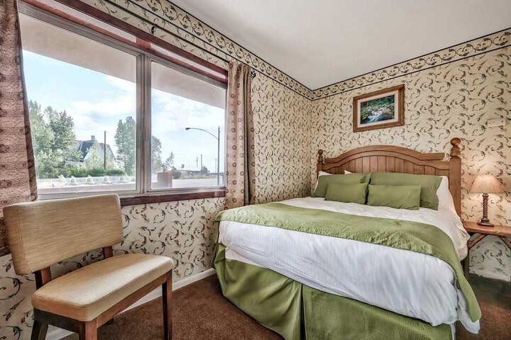 Room 27 of 40