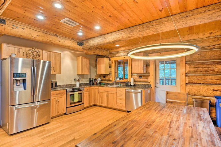 Riverfront Gold Bar Log Cabin Near Stevens Pass!