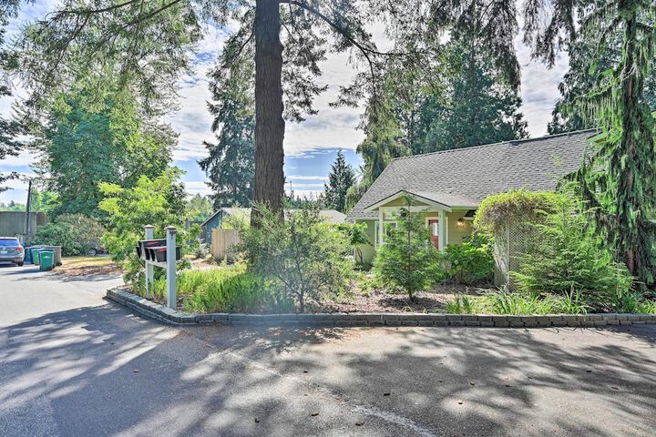 Family-friendly Kirkland Home 1 Mi to Downtown