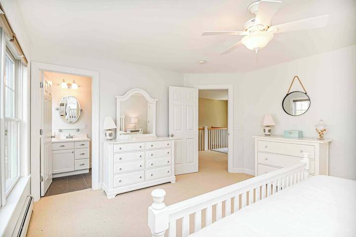 Stunning 5 Bdr Walk to York Harbor Beach!