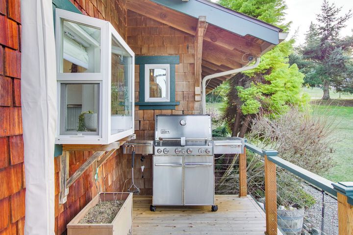 Puget Sound Cottage w / Private Community Beach!