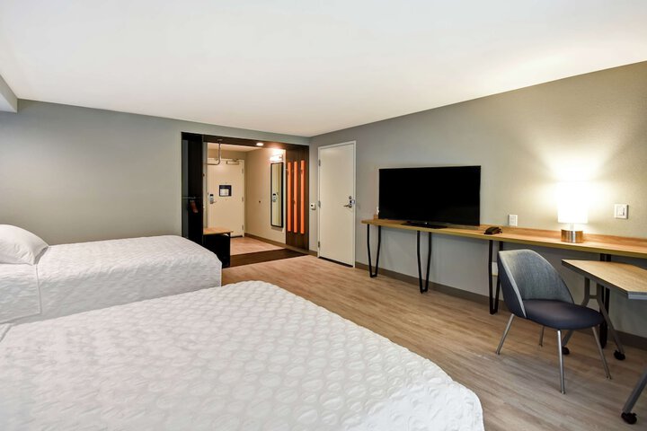 Room 27 of 69