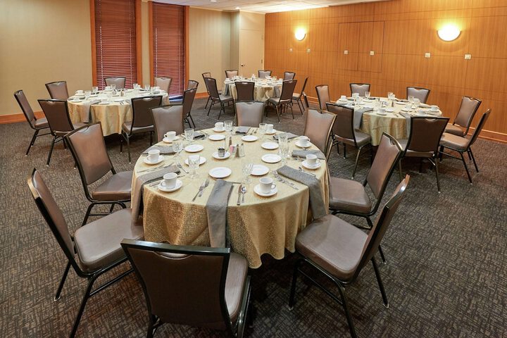 DoubleTree by Hilton Akron Fairlawn