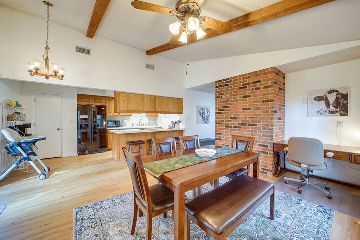 Family-friendly Broken Arrow Retreat w / Yard!