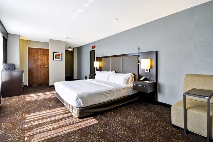 Holiday Inn Express Romulus / Detroit Airport by IHG