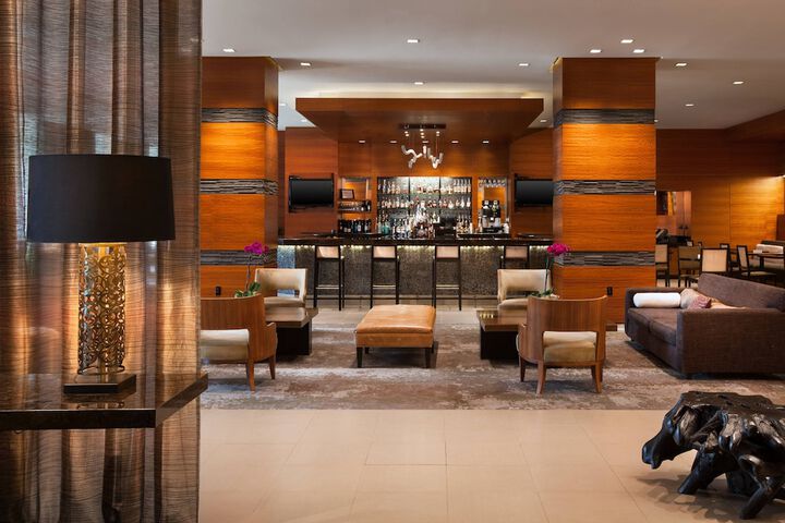 Lounge 121 of 133