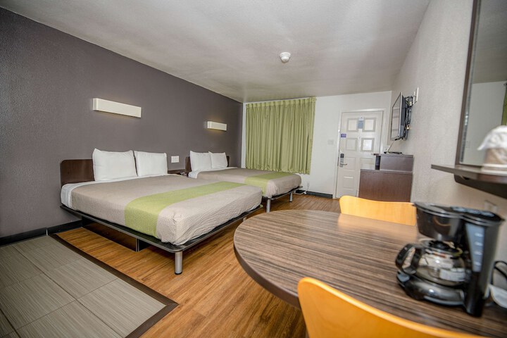 Room 30 of 33