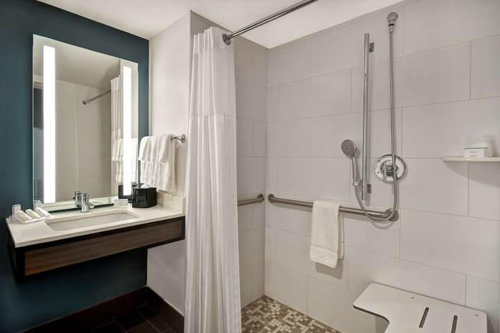 Room 25 of 60