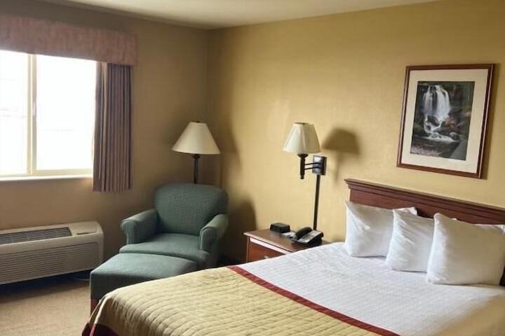 Pinedale Hotel & Suites