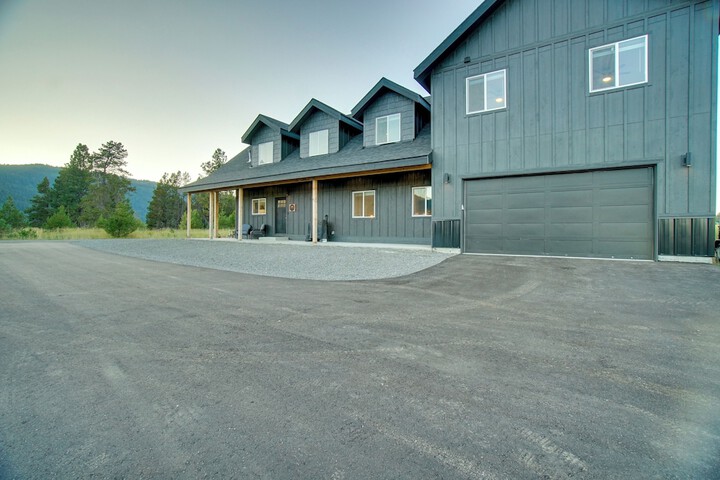 Modern Donnelly Cabin w / Private Hot Tub