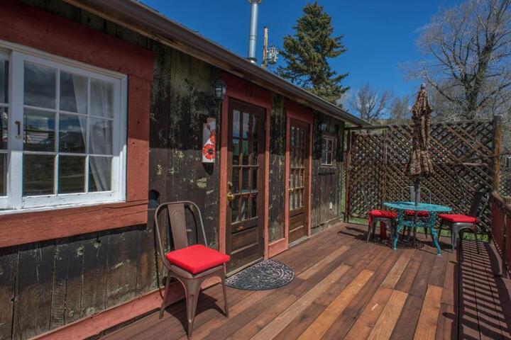 Roadhouse Lodge & Coffee Shop