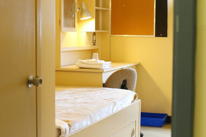 Room 13 of 38