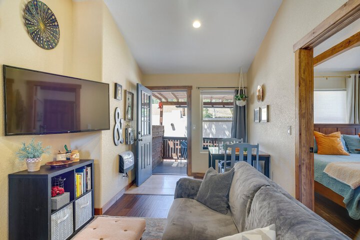 Woodland Park Apartment: Forest Views + Deck!