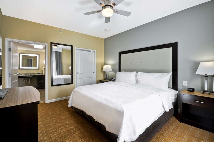Room 9 of 34
