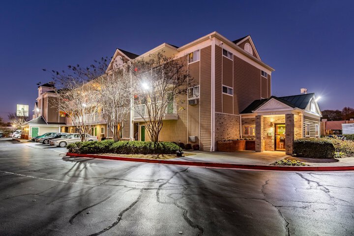 HomeTowne Studios by Red Roof Atlanta - Chamblee
