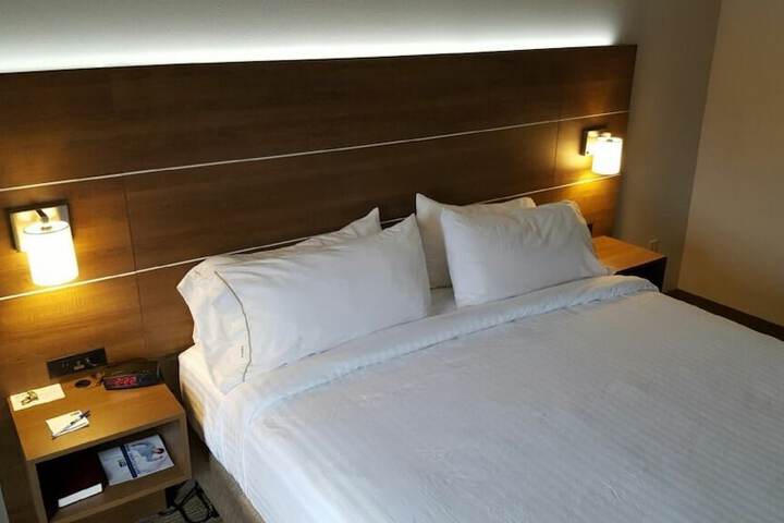 Room 11 of 34